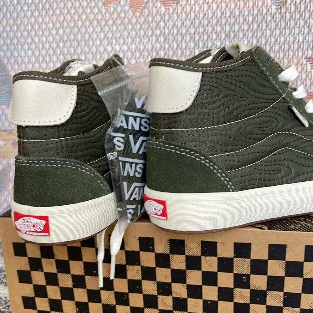 Vans Men’s The Lizzie
Quilted Grape Leaf
VN0A4BX150K
Sneakers - Picture 15 of 16